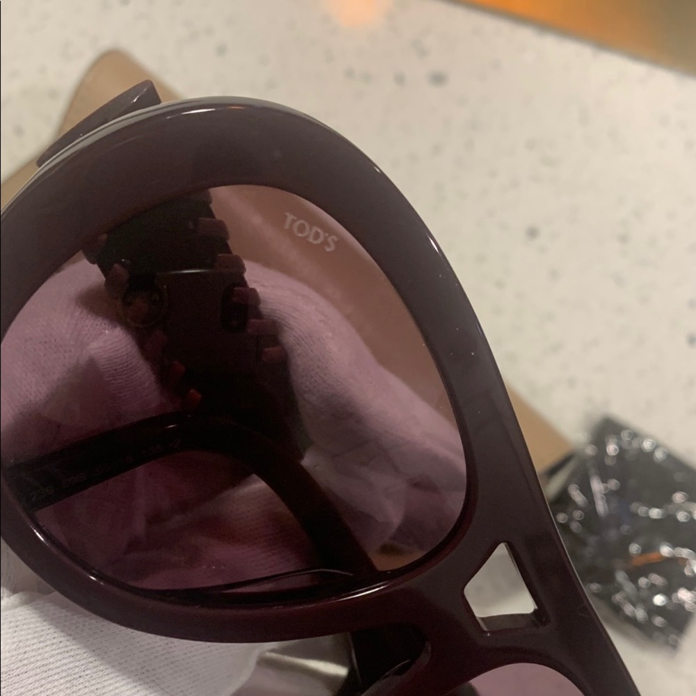 Tod's Sunglasses and Tan Leather Case - Picture 4 of 6